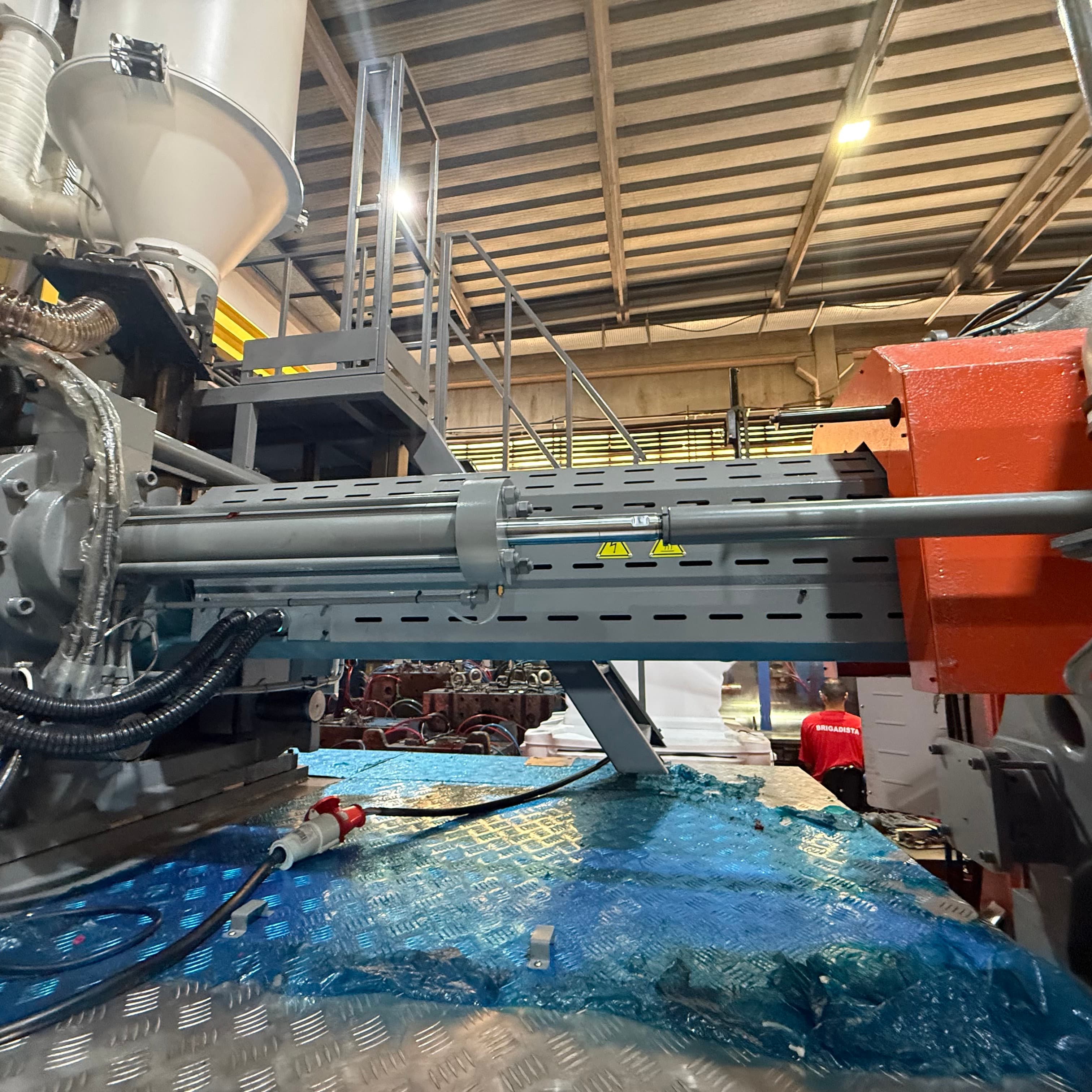 Adequação NR-12: Máquina injetora com plataforma de acesso e proteções