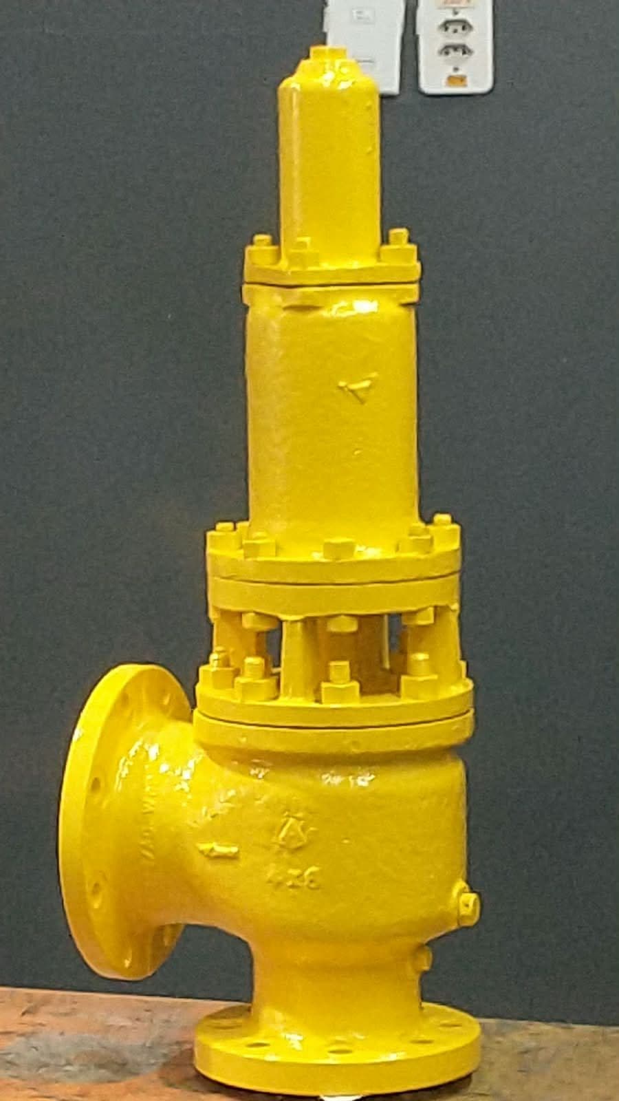 Válvula de segurança recém-pintada de amarelo, pronta para voltar à operação